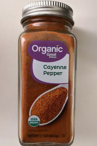 great value organic cayenne pepper powder in glass jar with metal lid - usda certified organic spice for culinary use