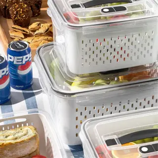 vented containers with food and drinks for a picnic