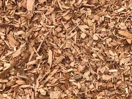 wood chip mulch texture: abundant small wood fragments in brown tones for landscaping and gardening